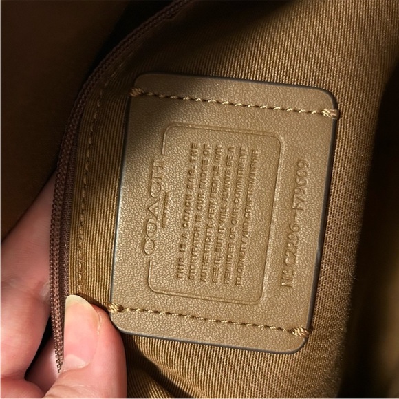 Coach Brown Tote Bag with Signature Pattern and Spacious Design - Picture 3 of 4